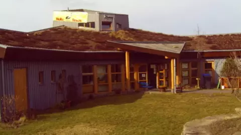 Holzwurmhaus von außen